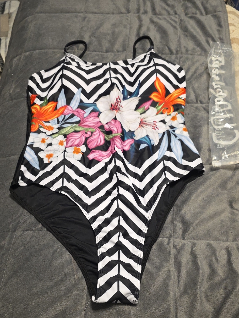 Cupshe Black & White Chevron Floral One-Piece Swimsuit